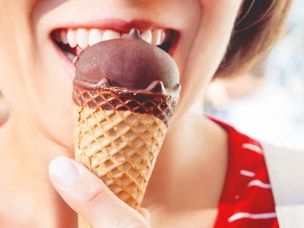 Mujer Camisa Roja Está Comiendo Helado Cerca Foto Del Postre — Foto de Stock