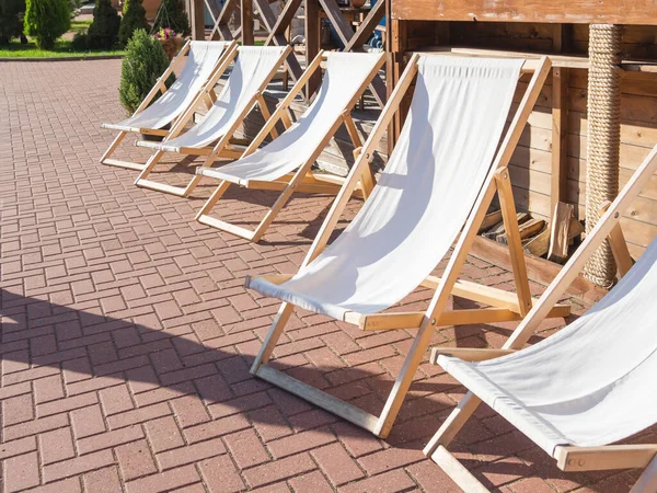 Cadeiras Praia Estão Varanda Café Visitantes Podem Desfrutar Bom Tempo — Fotografia de Stock