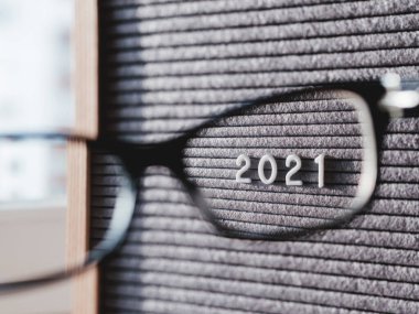 Gözlüklü 2021 numaralı mektup panosu. 2021 yılı düz konsept sonuçları. 2021 incelemesi. Sosyal, politik ya da ekonomik bir mesele. Sorunlara ve başarılara daha yakından bak.