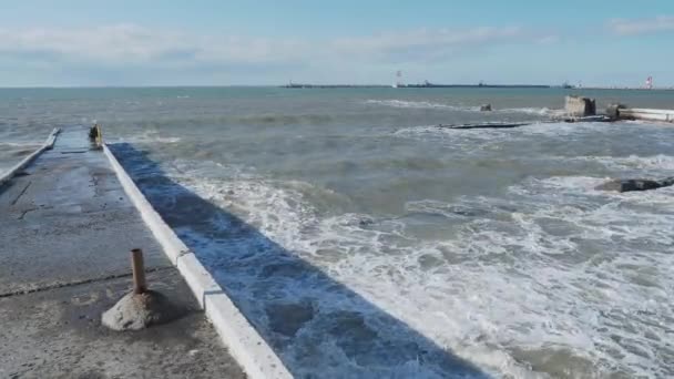 Kayalık sahilde deniz sörfü. Güneşli bir günde sakin doğal bir arka plan. Karadeniz, Soçi, Rusya. — Stok video