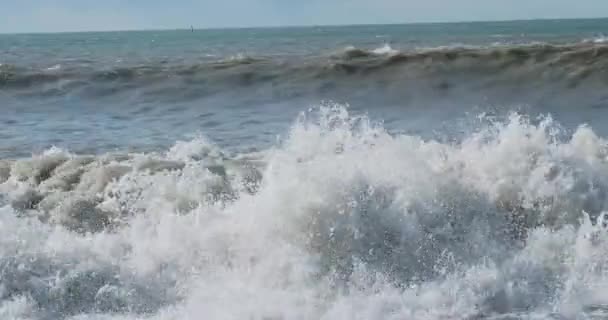 Sea surf on rocky beach. Tranquil natural background at sunny day. Black sea, Sochi, Russia. — Stock Video