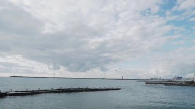 Kayalık sahilde deniz sörfü. Güneşli bir günde sakin doğal bir arka plan. Karadeniz, Soçi, Rusya.