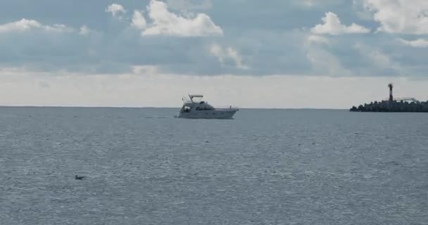 SOCHI, RUSSIE - 15 mars 2020. Bateau à moteur touristique est en pleine vitesse au port de Sotchi. Russie. — Video