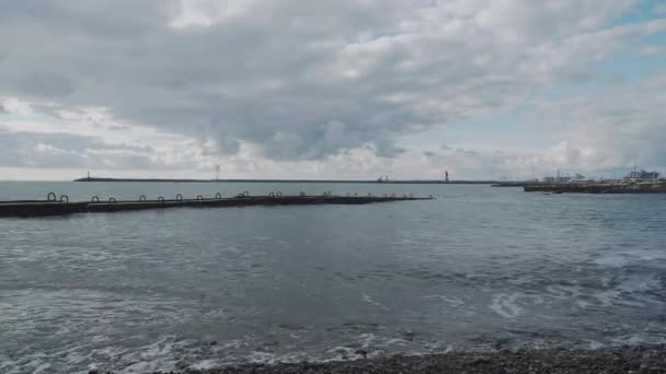 Surfer sur la plage rocheuse. Fond naturel tranquille au soleil. Mer Noire, Sotchi, Russie. — Video