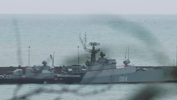 SOCHI, RUSKO - 15. března2020. Loď pobřežní stráže. Vojenské námořní plavidlo s různým navigačním a lokalizačním vybavením na palubě přístavu Soči. Rusko. — Stock video