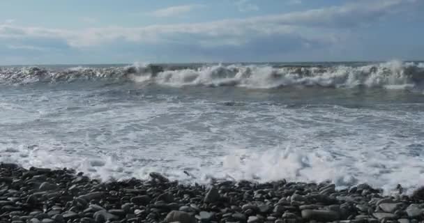 Zee surfen op rotsachtig strand. Rustige natuurlijke achtergrond op zonnige dag. Zwarte zee, Sotsji, Rusland. — Stockvideo