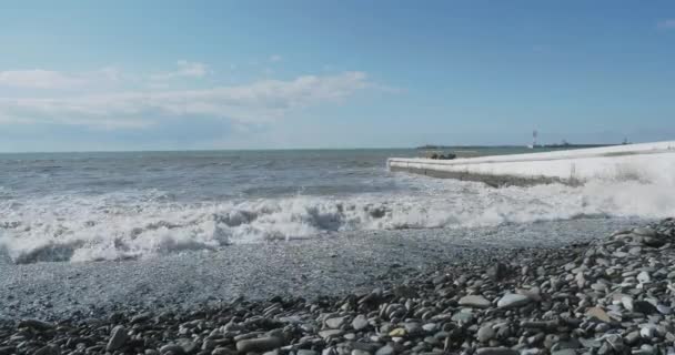 Mare surf sulla spiaggia rocciosa. Tranquillo sfondo naturale nella giornata di sole. Mar Nero, Sochi, Russia. — Video Stock