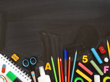 Renkli kırtasiyenin en üst görüntüsü. Okula dönüş konsepti. Kopya uzayı olan yatay karatahta arkaplan. Okul alışverişi.
