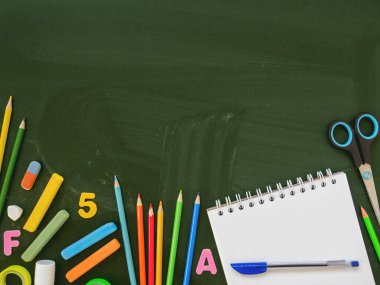 Renkli kırtasiyenin en üst görüntüsü. Okula dönüş konsepti. Kopya alanı olan dikey karatahta arkaplan. Mobil uygulamalar için 9-16 oranı.