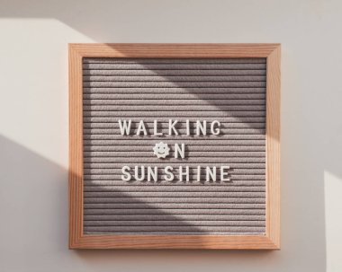 Harf tahtasının üstünde 