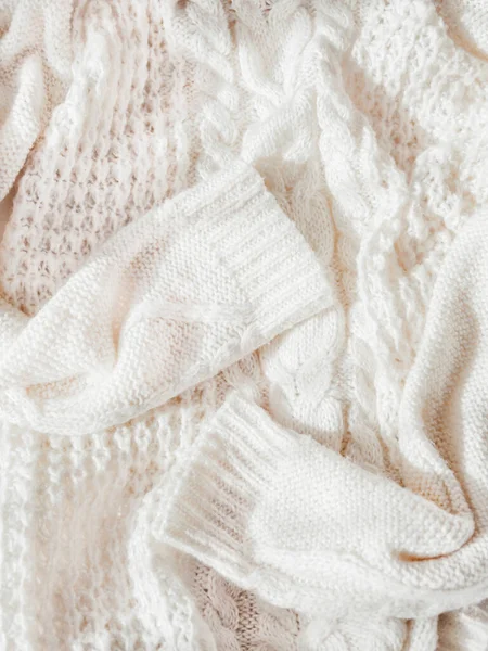 白色针织毛衣头像 装饰华丽 秋天的概念平坦平整 保暖羊毛衫 乡土气息的真实生活背景 — 图库照片