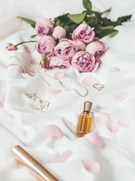 Różowe Róże Płatki Pogniecionym Białym Tle Tkaniny Kosmetyk Dekoracyjny Perfumy — Zdjęcie stockowe