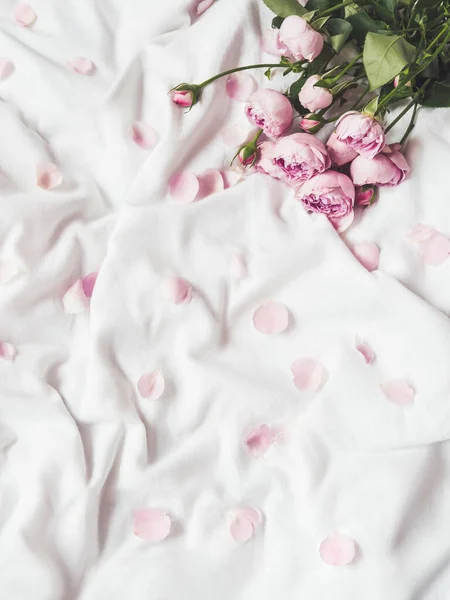 Roses Roses Pétales Sur Tissu Blanc Froissé Décoration Élégante Naturelle — Photo