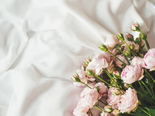 Bouquet Roses Couleur Lilas Sur Textile Blanc Froissé Vue Dessus — Photo