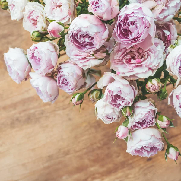 Bouquet Roses Couleur Lilas Sur Fond Bois Vue Dessus Plan — Photo