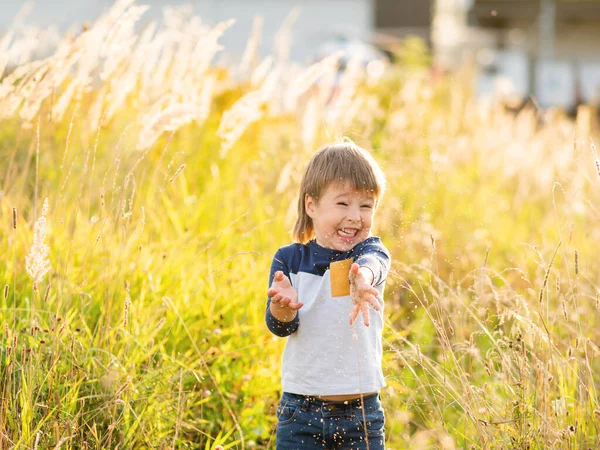 Nettes Kleinkind Spielt Auf Dem Feld Lächelnder Junge Wirft Pflanzensamen — Stockfoto