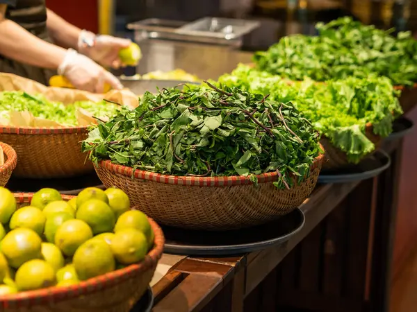 Šéf Vaří Něco Chutného Vietnamské Restauraci Proutěné Koše Bylinkami Pro — Stock fotografie