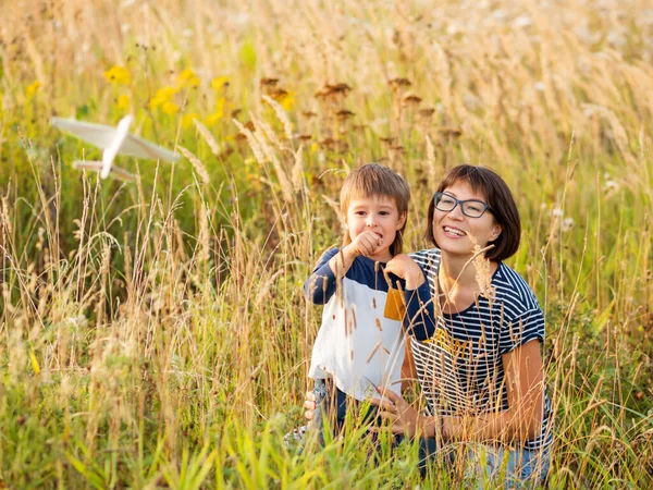 Ragazzo Carino Sua Madre Giocano Con Aereo Giocattolo Bambino Felice — Foto Stock