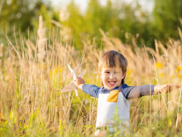 Niedliches Kleinkind Spielt Mit Spielzeugflugzeug Auf Feld Glückliches Kind Träumt — Stockfoto