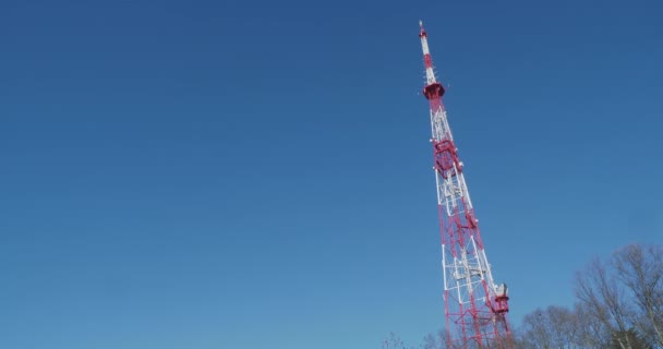 Alta torre de televisión roja y blanca. Construcción metálica con antenas para la difusión de diversas señales. Sochi, Rusia. — Vídeos de Stock