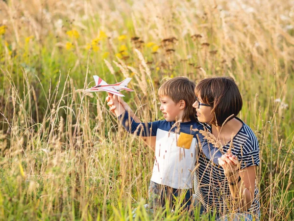 Ragazzo Carino Sua Madre Giocano Con Aereo Giocattolo Bambino Felice — Foto Stock