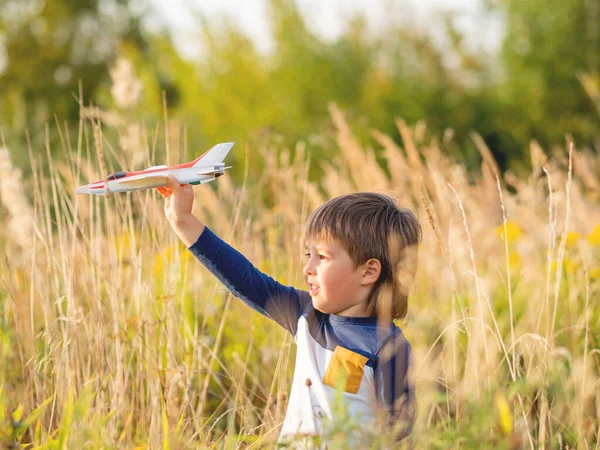 Милый Малыш Играет Игрушечным Самолетом Поле Счастливый Ребенок Мечтает Стать — стоковое фото