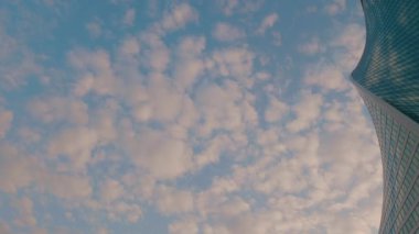 MOSCOW, Rusya - Ekim 03, 2020. Moskova Uluslararası İş Merkezi MIBC, mavi gökyüzü üzerinde bulutlu evrim kulesi. Ortak Menkul Kıymetler Şirketi Transneft ofisi.