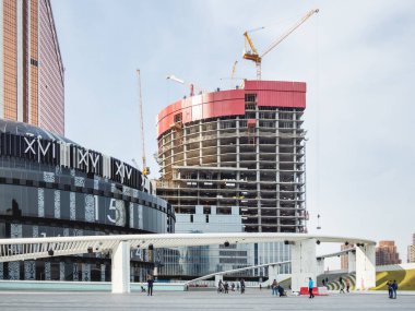 MOSCOW, Rusya - Ekim 03, 2020. Moskova Uluslararası İş Merkezi (MIBC). Afimall yakınlarındaki inşaat alanında. Yeni kulenin yapı yapısı. İnsanlar Sinema-Konser Salonu yakınlarındaki meydanda yürüyorlar.