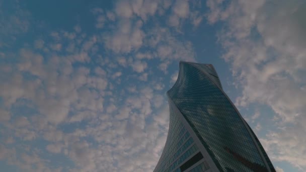 МОСКВА, РОССИЯ - 03 октября 2020 года. Moscow International Business Center MIBC, Evolution tower on blue sky with clouds background. Офис акционерного общества "Транснефть". — стоковое видео