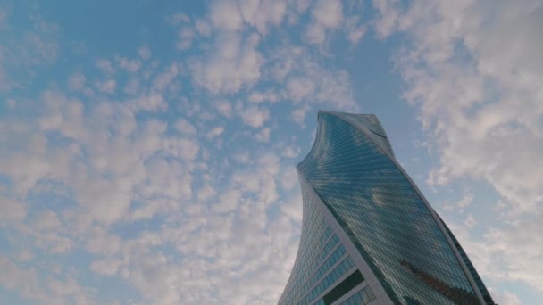 MOSCOW, RÚSSIA - 03 de outubro de 2020. Moscow International Business Center MIBC, Torre Evolution no céu azul com fundo de nuvens. Joint Stock Company Escritório Transneft. — Vídeo de Stock