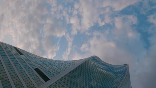 MOSCOW, RÚSSIA - 03 de outubro de 2020. Moscow International Business Center MIBC, Torre Evolution no céu azul com fundo de nuvens. Joint Stock Company Escritório Transneft. — Vídeo de Stock