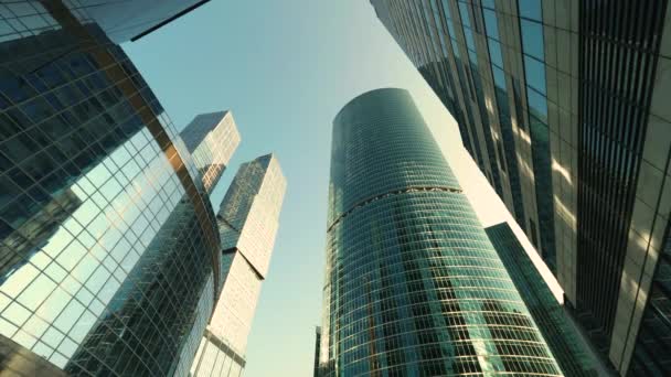 MOSCOW, Rusland - 03 oktober 2020. Moscow International Business Center MIBC, onderste zicht op glazen muren van torens. Vintage toon. — Stockvideo