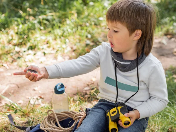 Piccolo Esploratore Escursione Nella Foresta Ragazzo Con Binocolo Bussola Siede — Foto Stock