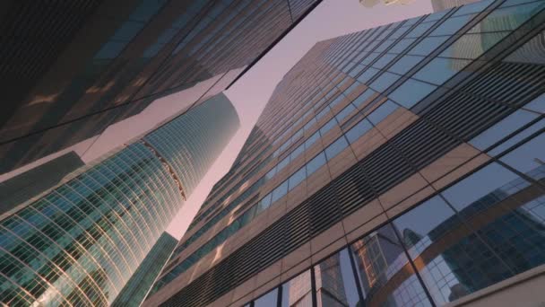 莫斯科，俄罗斯- 2020年10月3日。莫斯科国际商业中心MIBC摩天大楼的最底层观点 . — 图库视频影像