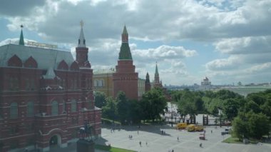MOSCOW, Rusya - 01 Temmuz 2020. Başkentin tarihi merkezinin havadan görünüşü. Kremlin, Tarih Müzesi, Manezhnaya Meydanı, güneşli yaz günü..
