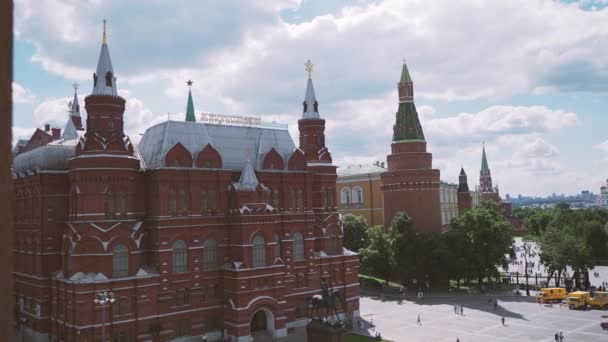 MOSCOW, Ryssland - 01 juli 2020. Flygfoto på historiska centrum av huvudstaden. Kreml, Historiska museet, Manezhnaya torg på solig sommardag. — Stockvideo