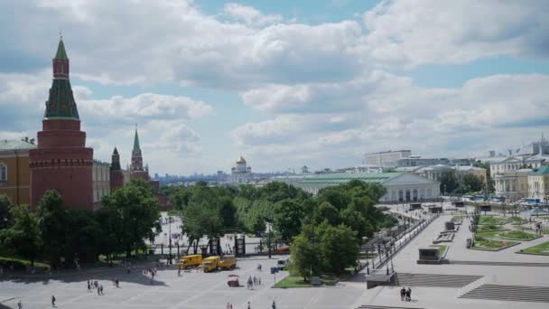 MOSCOW, Rusland - 01 juli 2020. Luchtfoto uitzicht op het historische centrum van de hoofdstad. Kremlin, Historisch Museum, Manezjnaja plein op zonnige zomerdag. — Stockvideo