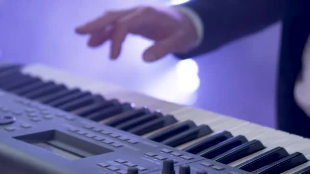 Чоловік у костюмі грає шестиструнний електричний синтезатор на концерті. Крупним планом кадри рук мусиян на вечірці з дискотеками . — стокове відео