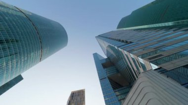 MOSCOW, Rusya - 3 Ekim 2020. Moskova Uluslararası İş Merkezi MIBC 'nin gökdelenlerinin alt görüntüsü .