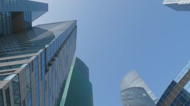 MOSCOW, Rusya - 3 Ekim 2020. Moskova Uluslararası İş Merkezi MIBC 'nin gökdelenlerinin alt görüntüsü .