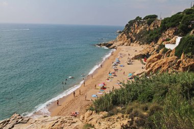 Calella, İspanya - 17 Eylül 2014: İnsanlar güneşlenmek ve Akdeniz Beach deki Calella yüzmek