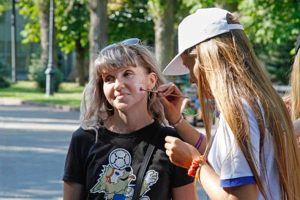 Volgograd Russie Juin 2018 Volontaire Dessine Drapeau Japon Sur Visage — Photo