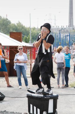 Tula, Rusya - 22 Temmuz 2018: Palyaço Otto il Bassotto (İtalya) Tula'daki sokak tiyatroları festivalinde 