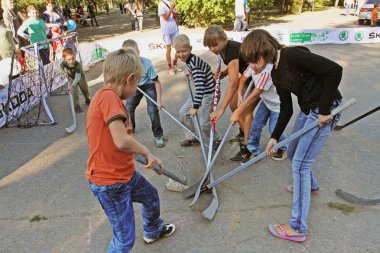 Volgograd, Rusya - 02 Eylül 2012: çocuklar Volgograd içinde şehir tatile sokak hokeyi oynarken