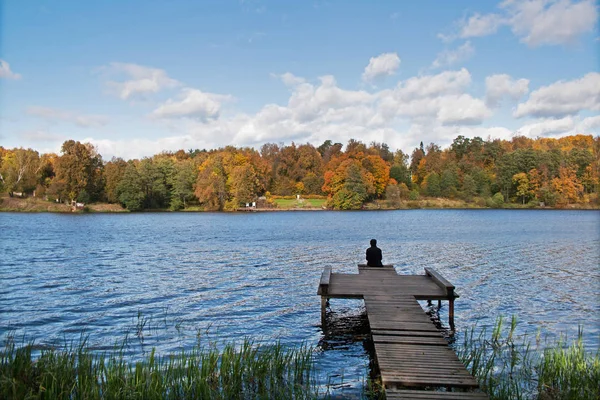 Silhuetten Ensam Man Sitter Bryggan Vid Sjön Solig Höstdag — Stockfoto