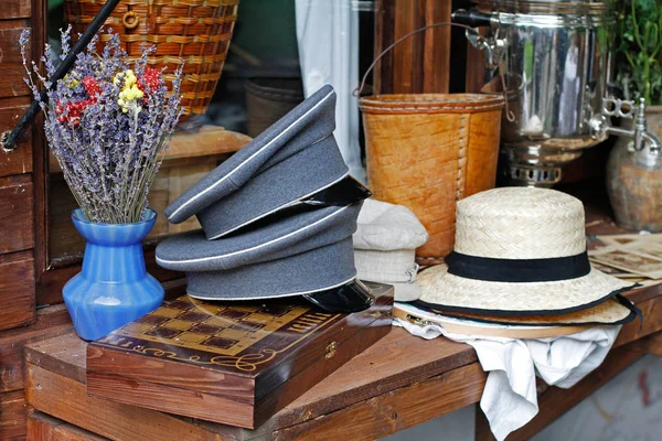 Mooi Boeket Van Lavendel Vaas Piek Caps Hoeden Schaakbord Leugen — Stockfoto