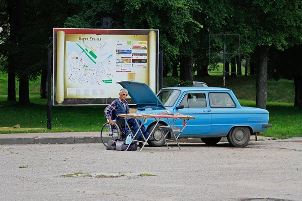 Uglich Ryssland Augusti 2015 Äldre Man Rullstol Säljer Souvenirer Bakgrunden — Stockfoto