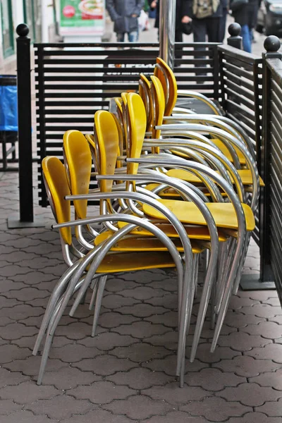 Chaises Jaunes Empilées Sur Une Terrasse Été Dans Café — Photo