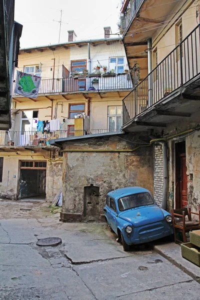 Lviv, Ukrayna - 22 Ekim 2012: Mavi Sovyet araç Zaz-965 Zaporozhets Lviv bahçesinde
