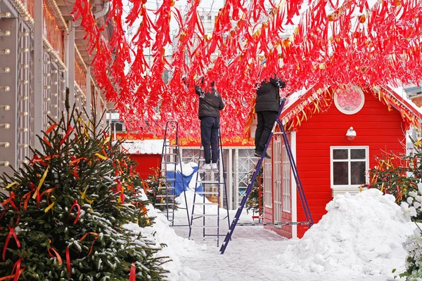 Moscou Russie Février 2018 Les Travailleurs Décorent Place Tverskaïa Avec — Photo